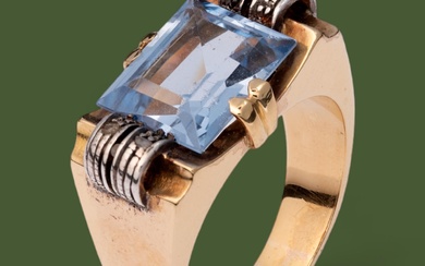 Anel em ouro de 800‰ e prata de 833‰, cravejado com espinela sintética azul em talhe retangular
