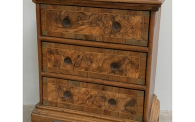 Antico comodino in legno con fronte a tre cassetti filettati e lastronati in radica. Piedi intagliati a mensola (cm 62x74x34,5)...