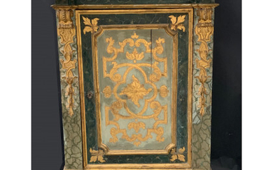 Armadio in legno laccato a finto marmo e dorato, un'anta riquadrata centrata da decori a volute e foglie, montanti scolpiti...