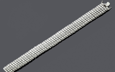 BRACELET EN BRILLANTS.Or blanc 750, 72g.Bracelet élégant légèrement bombé, serti en diagonale de 354 brillants...