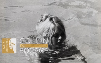 BRIGITTE BARDOT Brigitte Bardot dans une piscine. Rome 1967 Tirage argentique d'époque avec le tampon...