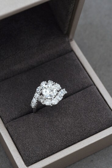 Bague tourbillon en or blanc 18K 750 millièmes ornée d’un diamant de taille brillant moderne...