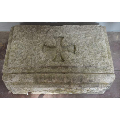 Base in pietra con fronte decorato con croce di Malta (cm 70x48x17,5) (difetti e mancanze)