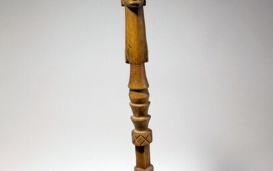 Bâton Fang (Gabon) Intéressant sceptre/baton surmonté d'un visage. Le bâton est sculpté de différentes parties...