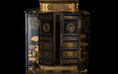 Beautiful Japanese Meiji cabinet with Buddha in lacquered and gilded...