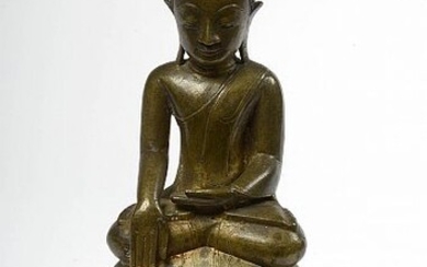"Bouddha assis" sur une base étagée en bronze doré portant des traces de polychromie. Travail thaïlandais. Epoque: XIXème. H.:+/-27,6cm.