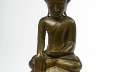 "Bouddha assis" sur une base étagée en bronze doré portant des traces de polychromie. Travail...