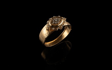 Bracelet en or jaune 18K (750 millièmes) orné d'un élément ovale amovible pouvant former broche...