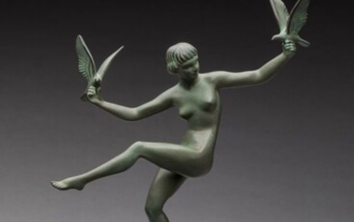 Briand « Danseuse aux colombes » Sujet en régule à patine verte sur socle en...