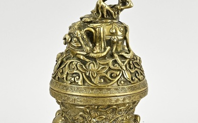 Brûleur d'encens chinois ancien en bronze avec têtes d'éléphants et personnage sur l'éléphant. Circa 1900...