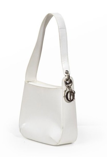 CHRISTIAN DIOR Lady Dior" Top bag in glacé… Résultats Maroquinerie de luxe - Fourrures - Haute… Lot n° 329