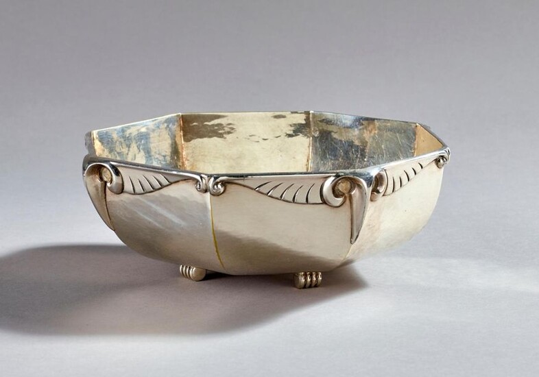 CHRISTOFLE GALLIA. Octagonal bowl in hammered silver plated metal, with angles decorated with stylised ram heads and motifs of outstretched wings.