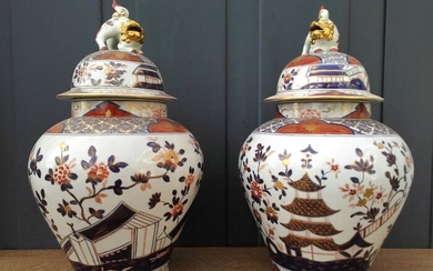 Carl Thieme, Dresden - a pair of Imari style vases with lid (2) - Saxon porcelain