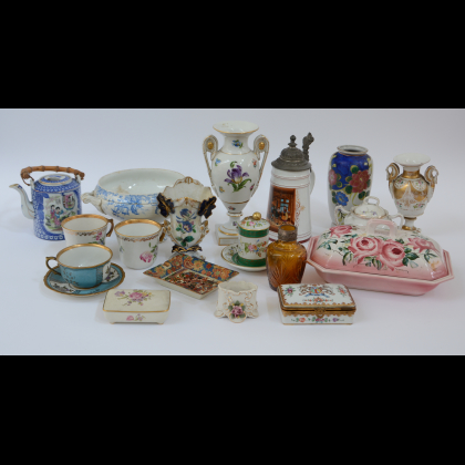 Cartone contenente numerosi oggetti in ceramica di fatture e per usi differenti (difetti e mancanze)