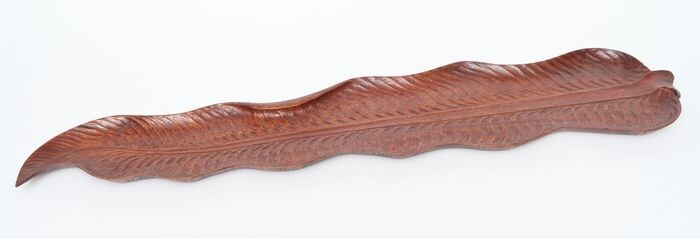 Carved wooden banana leaf - hardwood - Very long and finely carved wooden banana leaf used as a tray, - Japan - Shōwa period (1926-1989)