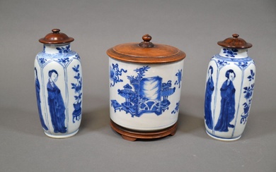 Chine, période Kangxi, Lot de porcelaine bleu blanc comprenant deux petits vases de forme oblongue,...