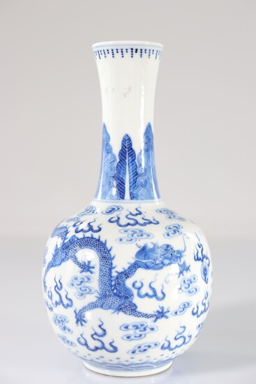 Chine vase en porcelaine blanc bleu à décor de dragons marque Qianlong XIX (cheveux)
