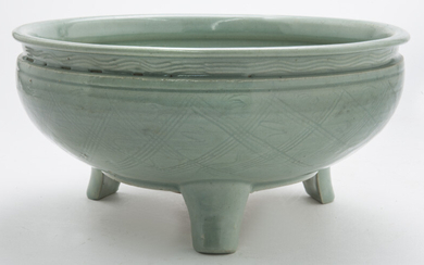 Chinese Ming celadon Longquan porcelain tri-pod