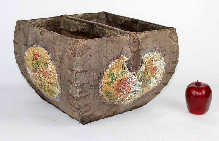 Chinese wooden rice bucket painted with foo dog and