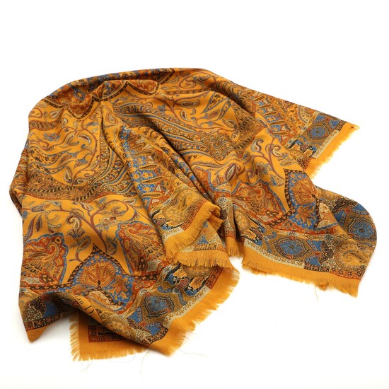 SOLD. Christian Dior: A paisley pattern wool scarf. 135 x 135 cm. – Bruun Rasmussen...