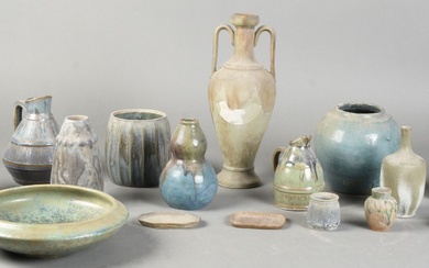 Collection de seize pièces en grès vernissée dont neuf vases, deux coupes, deux verseuses, deux...
