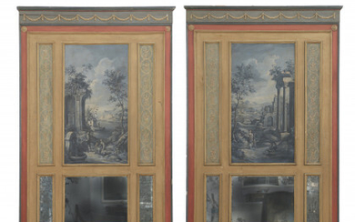 Coppia di caminiere in legno laccato decorato a riquadri contenenti specchi, motivi ornamentali e al centro dipinto in grisaglia raffigurante...