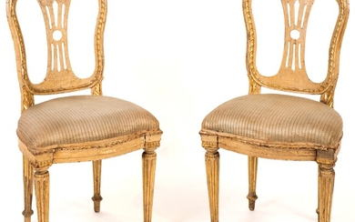 Coppia di sedie in legno laccato, fine del XVIII secolo dorate lungo i...