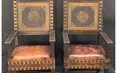 Coppia di seggioloni in legno con seduta e schienale rivestiti in pelle impressa in oro. Puntali intaglati e dorati, sec....