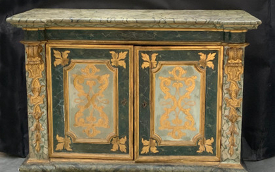 Credenza in legno laccato a finto marmo e dorato, due ante sul fronte decorate a volute e motivi fogliati, montanti...