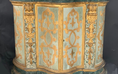 Credenza scantonata in legno laccato a finto marmo e dorato, due ante sul fronte decorate a volute e motivi fogliati,...