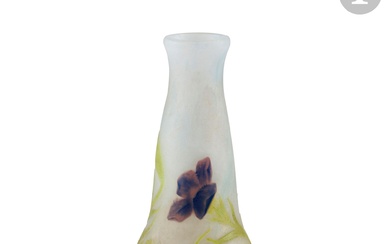 DAUM NANCY Gentianes Vase piriforme et soliflore. Épreuve en verre multicouche au décor titre tournant...