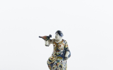 DELFT Statuette figurant une femme à l'oiseau en faïence polychrome. 18ème siècle. Hauteur : 16...