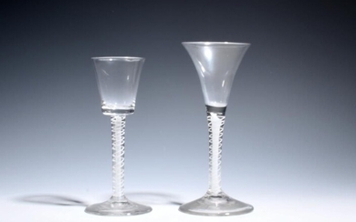 Deux verres à vin vers 1760, l'un avec une coupe en forme de trompette, l'autre...