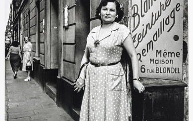 Dille, Lutz . Dans la rue Blondel, Paris, 1951. 5 photographies originales. Tirages au gélatino-argenté...