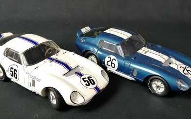 EXOTO - 2 véhicules Cobra Daytona coupé, bleu ou blanc, échelle 1/18 métal - en...