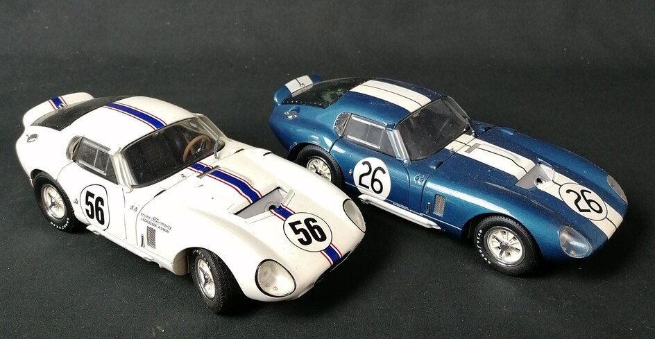 EXOTO - 2 véhicules Cobra Daytona coupé, bleu ou blanc, échelle 1/18 métal - en...