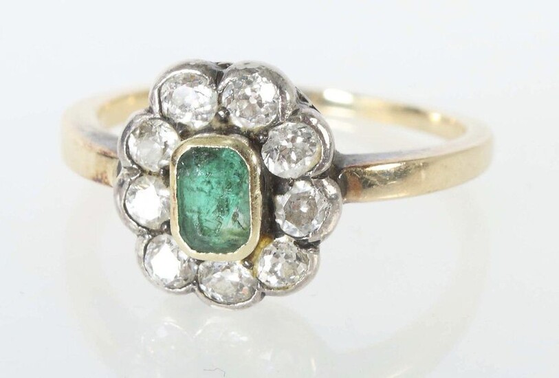 Early 20th century entourage ring, yellow gold 585/silver, the ring head with emerald set in emerald cut (approx. 0.3 ct) surrounded by 9 old-cut diamonds (total approx. 0.63 ct), acid-tested, total weight approx. 3 g, RG 56, traces of wear