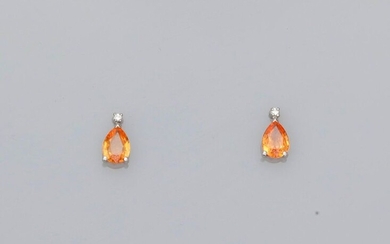 Earrings in white gold, 750 MM, each adorned with a brilliant bearing a pear-cut yellow sapphire, total 0.70 carat, Alpa system, weight: 2.05gr. gross.