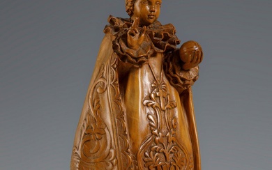 École espagnole du 20e siècle. "L'Enfant Jésus de Prague". Sculpture sur bois. Signée au dos....