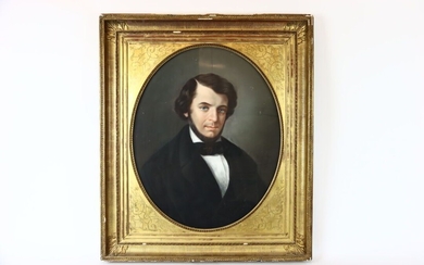 Ecole française du milieu du XIXe siècle, Portrait d'homme en habit noir, pastel signé à...