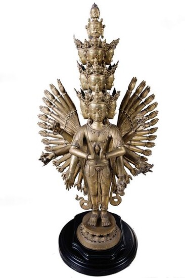 Figure of Avalokiteshvara, ff. s. XIX. In bronze. The Bodhisattva with eleven heads and multiple arms is depicted standing with details in coloured charcoal. Height: 149 cm. Exit: 600uros. (99.832 Ptas.)