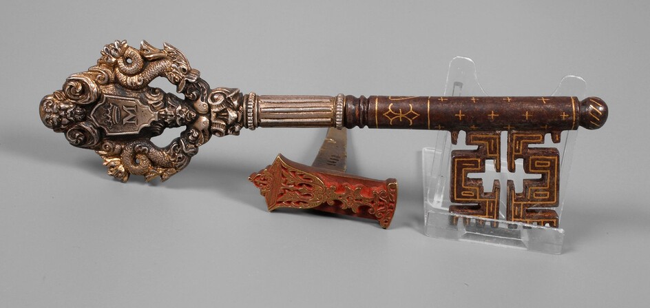 Fine clé de chambellan19e s., argent massif et fer doré, côte ajourée et richement décorée...