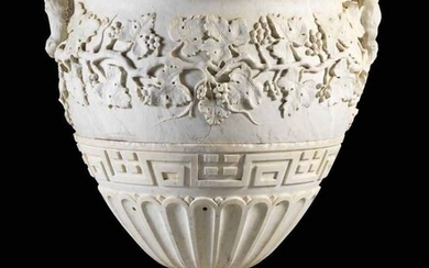 GRAND VASE EN MARBRE aux pampres de vigneXVIIe-XVIIIe siècleMarbre blanc veiné de grisH. 141 cm,...