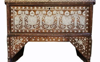 Grand coffreBois incrusté de motifs floraux en nacre. Travail syrien.103 x 135 x 52 cm....