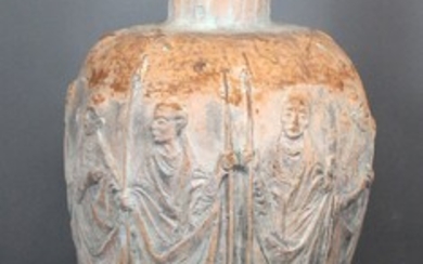 Grande vaso in terracotta, con decoro a rilievo raffigurante togati, altezza cm.105, (difetti).