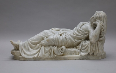 HARIOT signé. Sculpture en marbre "Dame couchée aux cheveux longs et à la poitrine nue"...