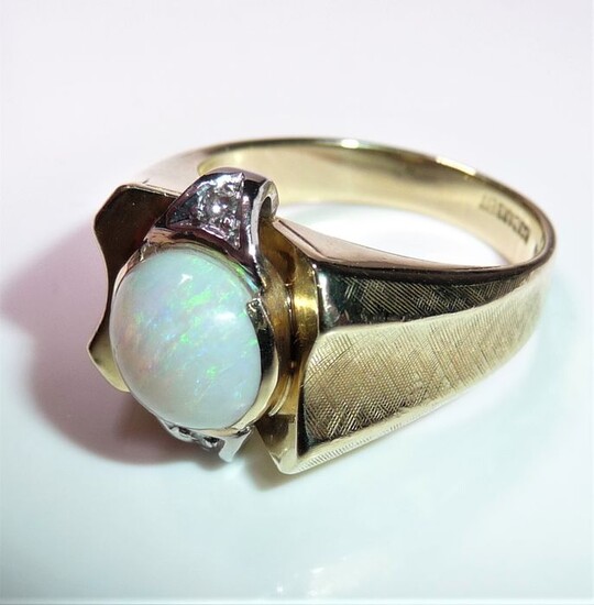 Handcrafted - 14 kt. Yellow gold - Ring - 2.10 ct Opal - 0.04 Diamonds /