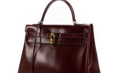 Hermès: A "Kelly 32" bag of bordeaux leather with gold tone hardware, short handle and three interior pockets. – Bruun Rasmussen Auctioneers of Fine Art