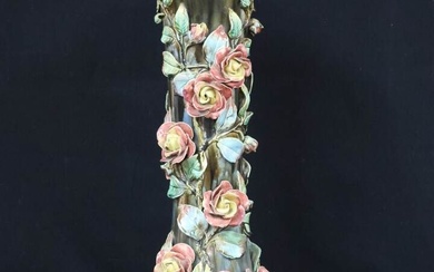 Important vase en barbotine à fond marmoréen et décor en reliefs de roses et boutons....