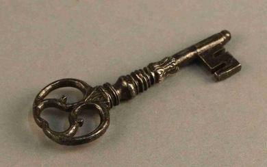 Iron KEY, the openwork ring of a heart framed by two lobes, the moulded base, the leafy stem, the spherical muzzle. 18th century. (N° 285 of the sale of the Ruillier collection) Length : 8,5 cm